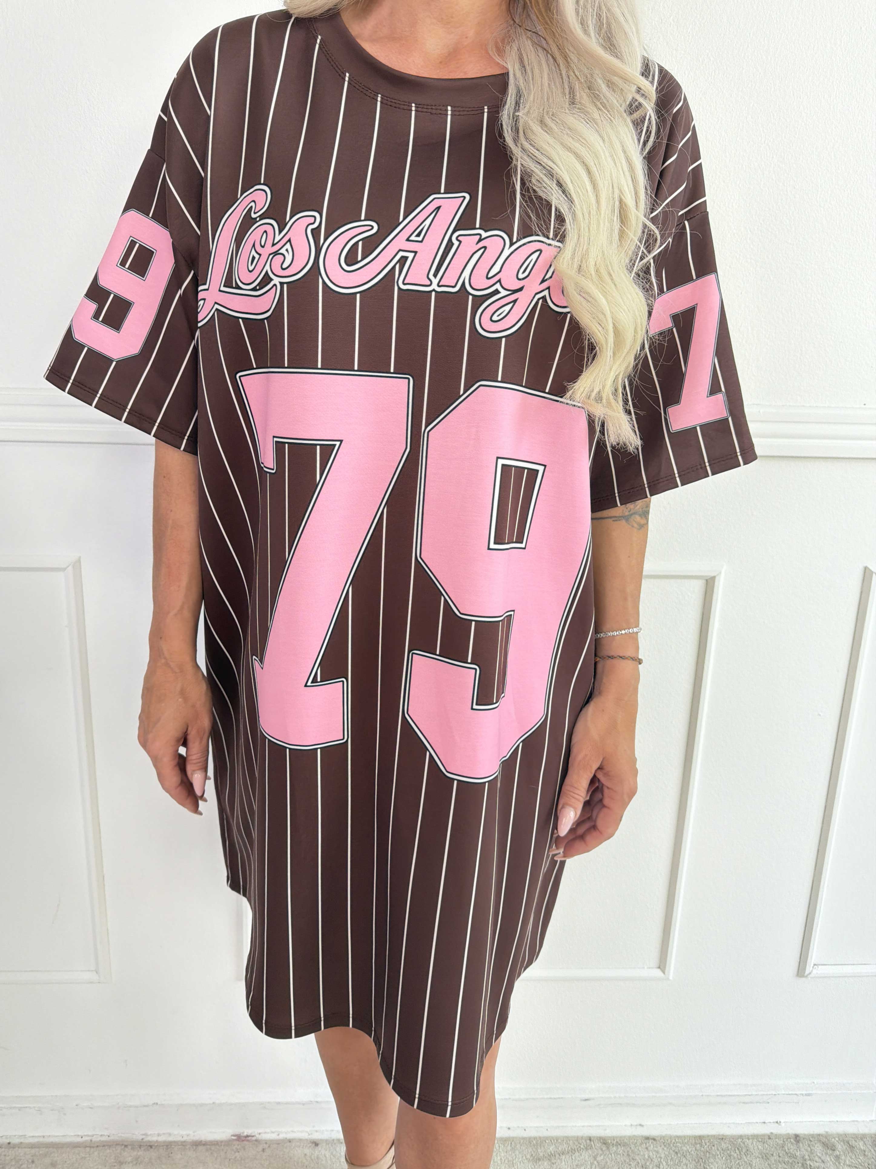 Andrea - T-shirtkjole i blød viskoseblanding med sporty baseball-inspireret design